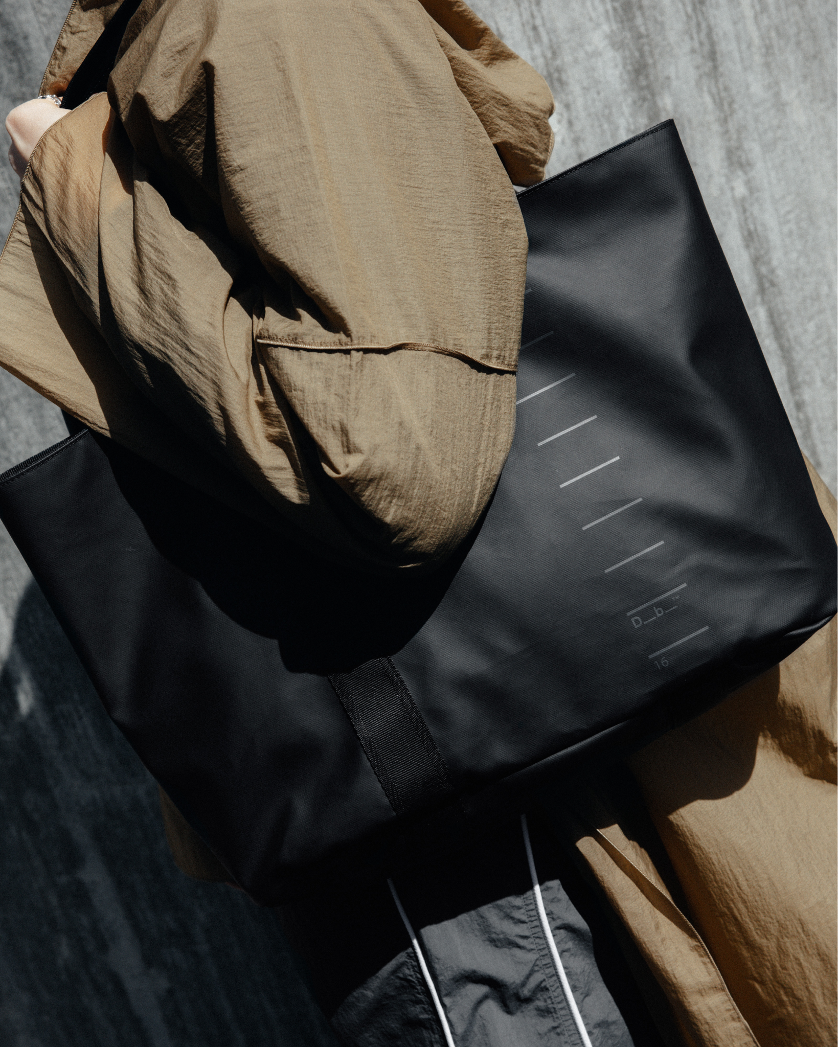 Essential Tote 16L Black Out | Db Journey US