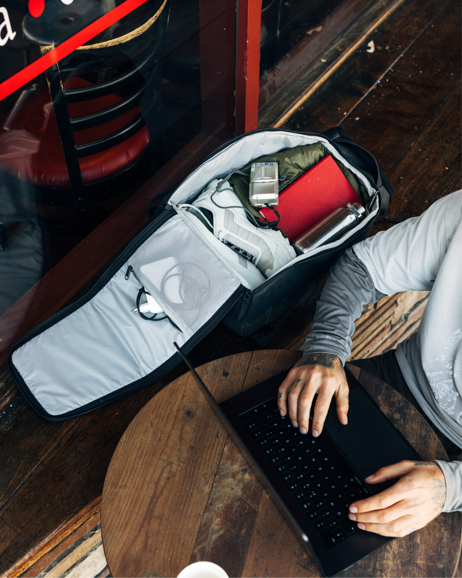 Hugger Backpack 25L Black Out