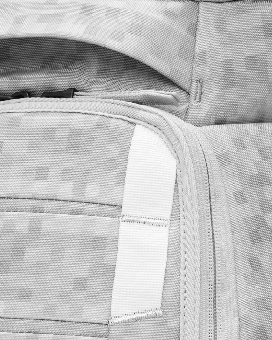 Hugger Backpack 30L White Noise