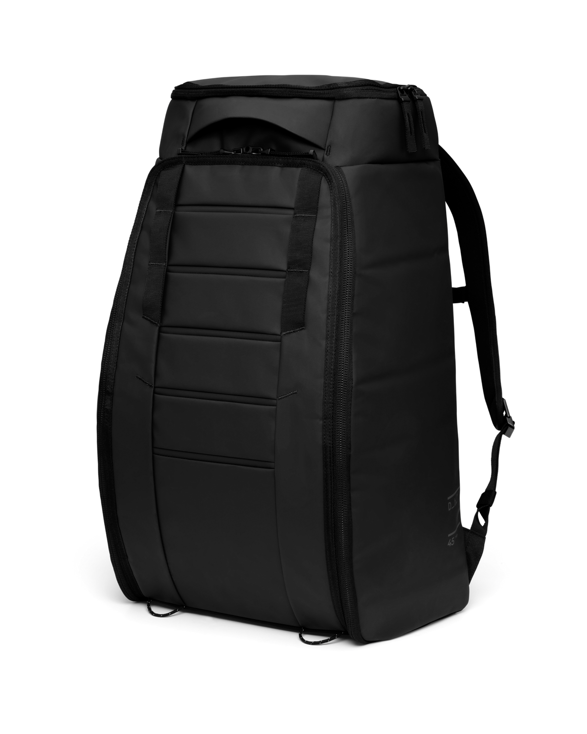 Hugger Bootpack 45L i Black Out med et stilrent, helsvart ribbet frontpanel og et slitesterkt skisekkdesign.