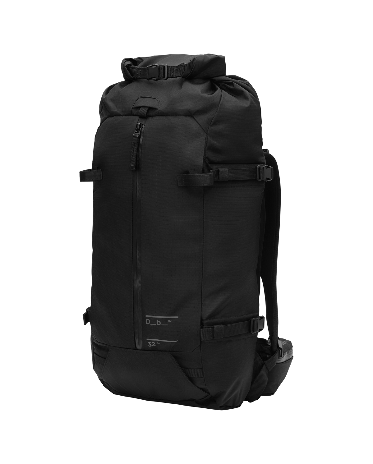 Db Snow Pro ryggsekk 32L i Black Out i trekvart vinkel med rulletopplukking og kompresjonsstropper.
