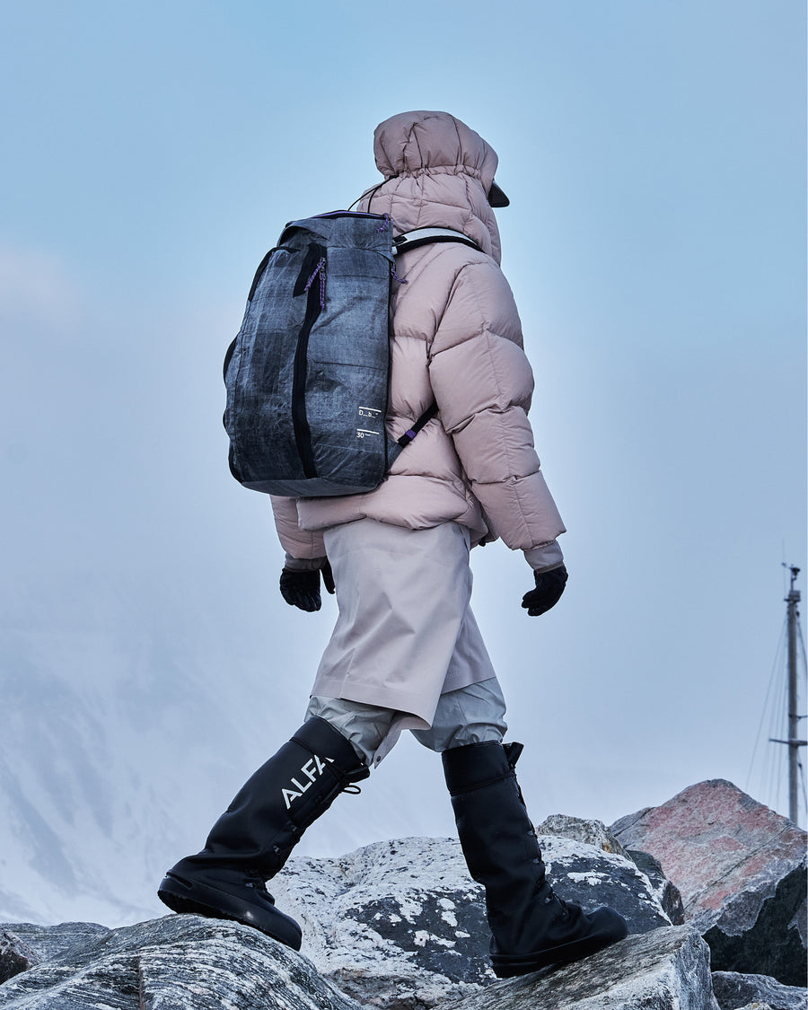 Weigh Lighter Hugger Backpack 30L Weigh Darker