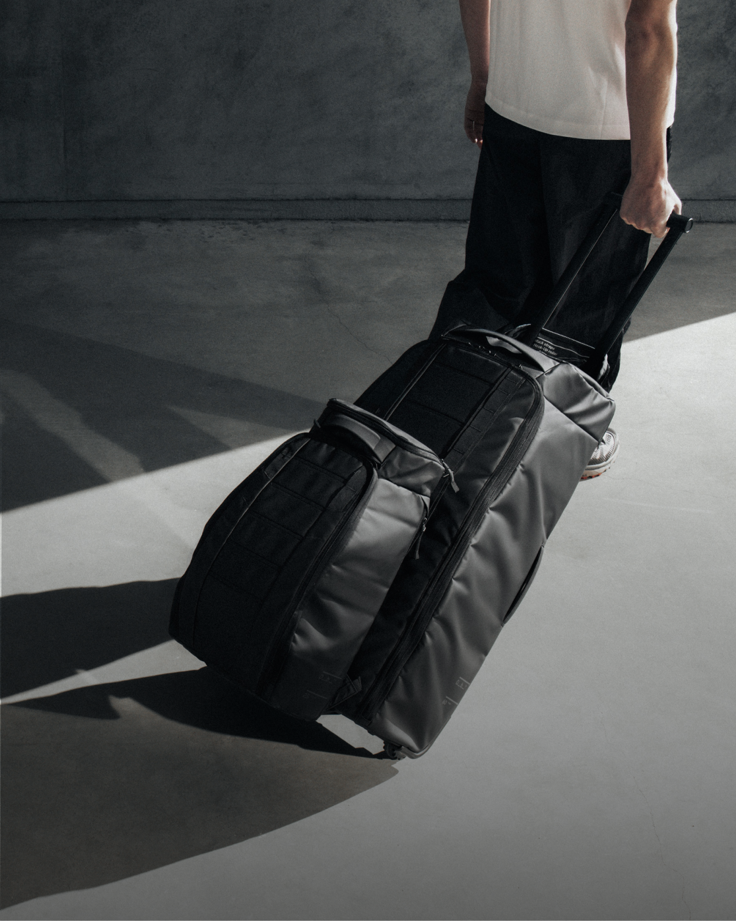 Hugger Backpack 30L koblet til en trillebag
