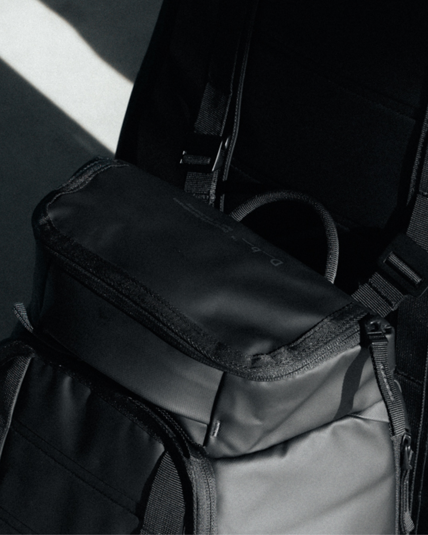 Nærbilde av den romslige topplommen på Hugger Backpack 30L