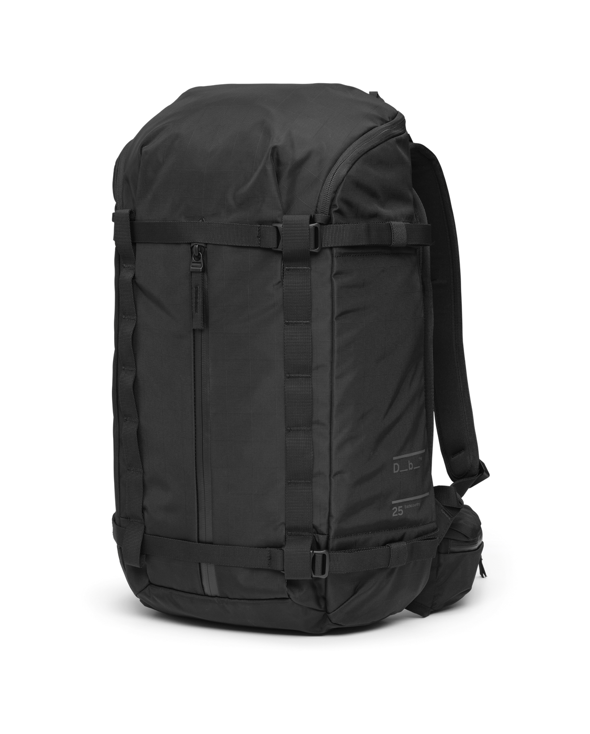 Db Backcountry Backpack 25L i Black Out med slitesterkt ripstop-ytterstoff og stropper foran.