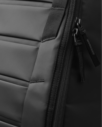 Hugger 25L Black Out Material03.png