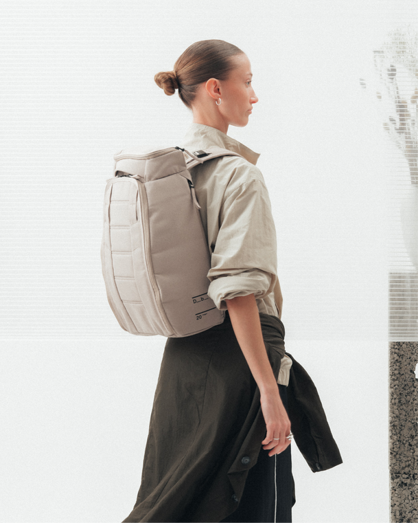 Hugger Backpack 20L Fogbow Beige_SS25.png