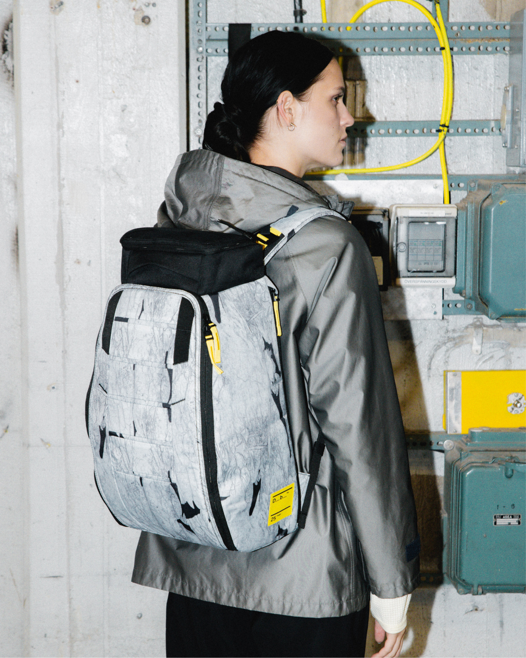 Hugger Backpack 25L Basalt White