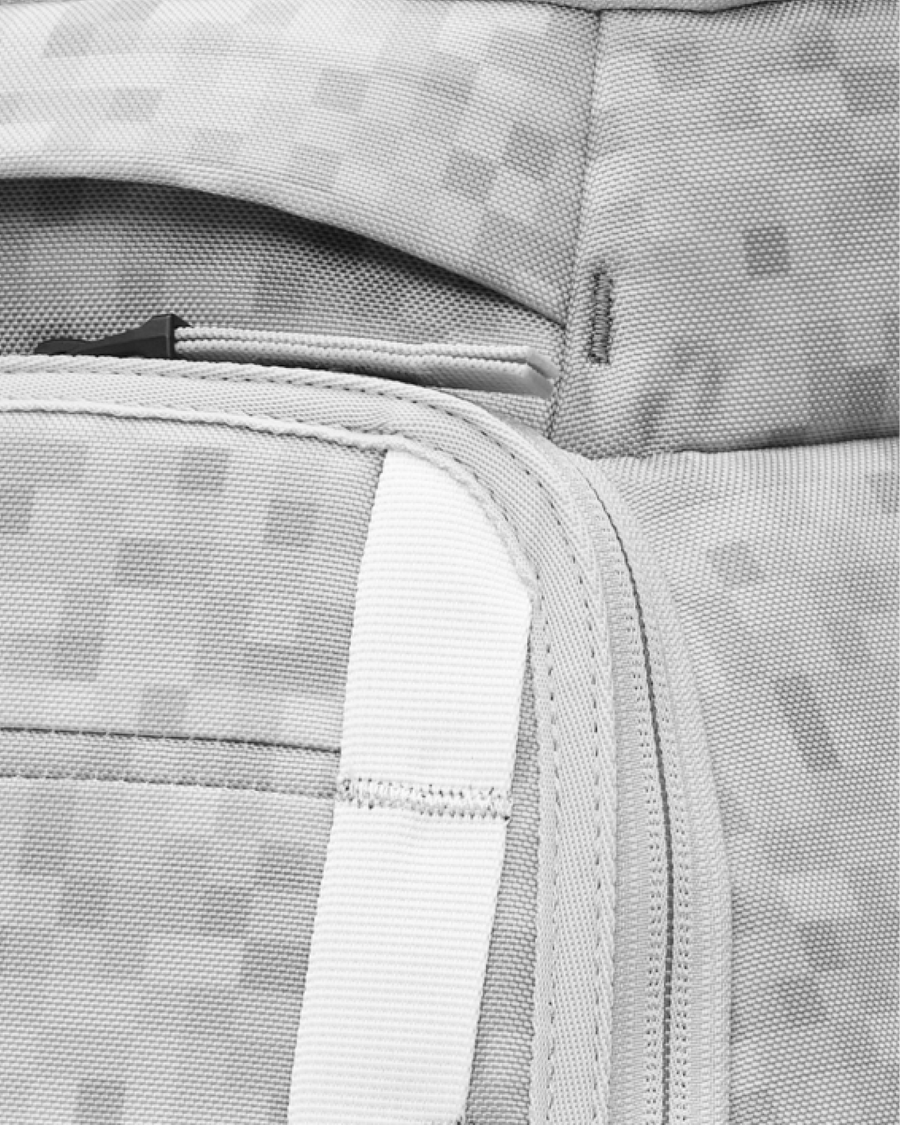 Hugger Backpack 25L White Noise