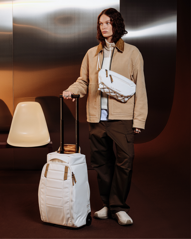 Hugger Roller Bag Carry-on 40L Oatmilk