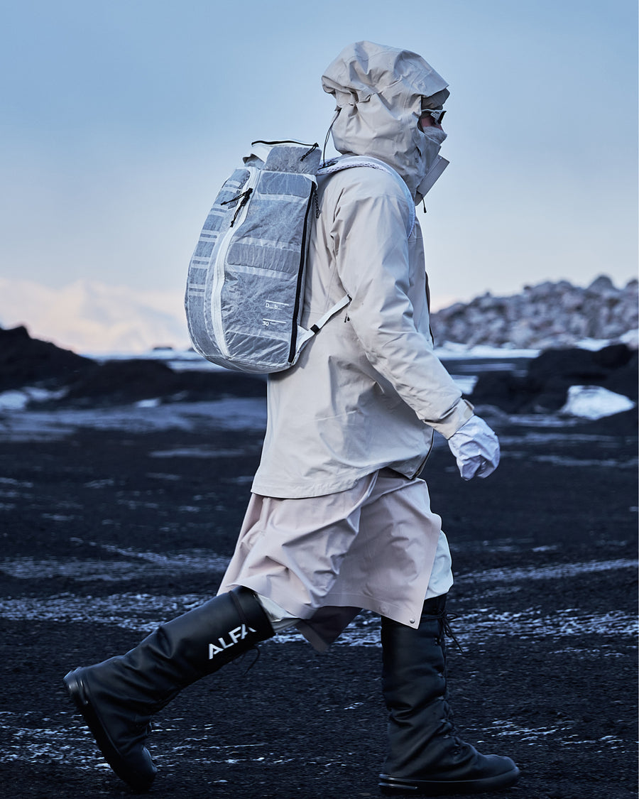 Weigh Lighter Hugger Backpack 30L Monochrome