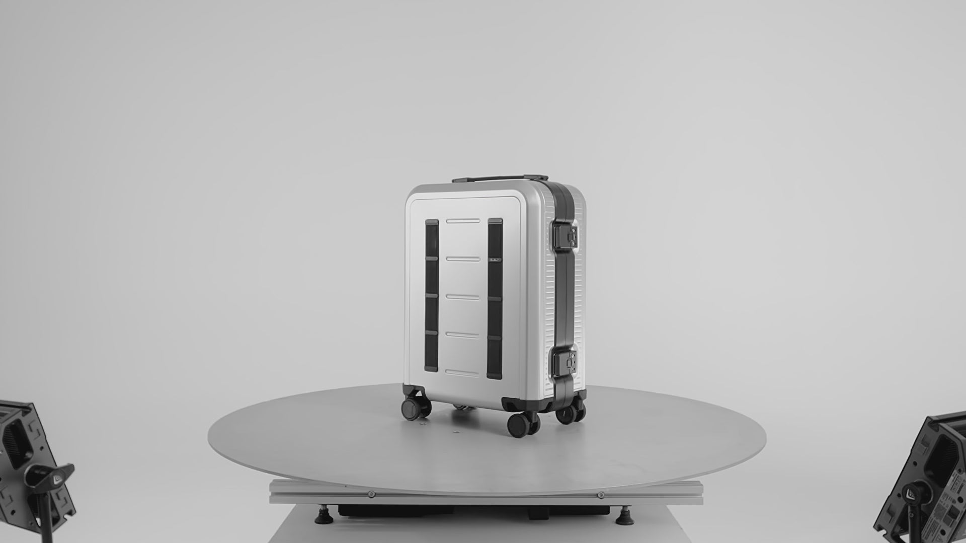ROROMINページ Ramverk™ Alu | Premium Aluminum Luggage by Db Journey