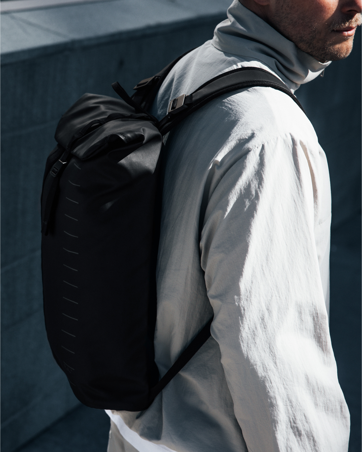 Essential_Backpack_12L_Black_Out_Db_7.png